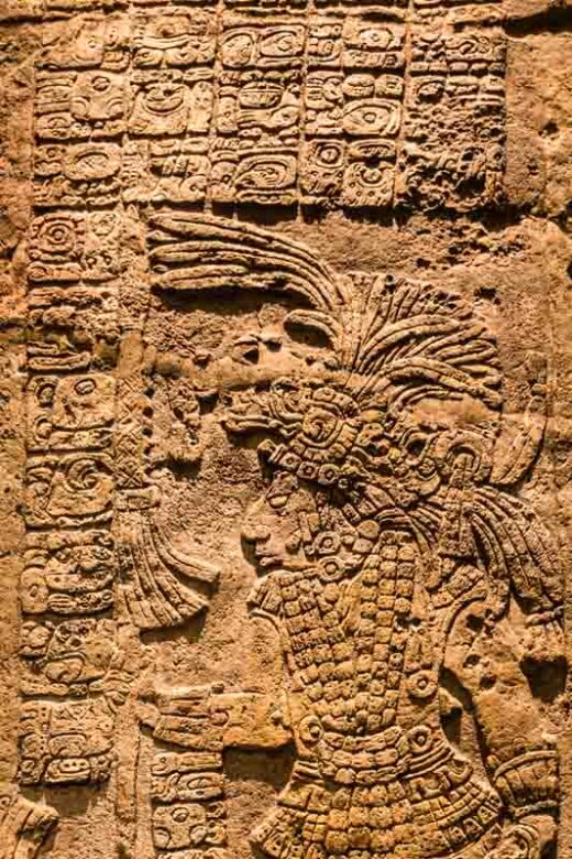 Estela 18 de Yaxchilán. Piedra grabada con escritura jerogrífica maya.