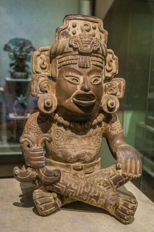 Escultura de arcilla del dios Pitao Xicala, cultura zapoteca. Museo Nacional de Antropología, Ciudad de México