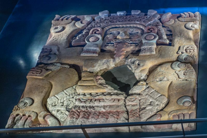 Ciudad de México, centro histórico: Museo del Templo Mayor, Monolito Tlaltecuhtli. Enorme piedra con relieves y prolicromada mexica (azteca) que representa al señor de la tierra. Una de las grandes obras halladas en Tenochtitlan