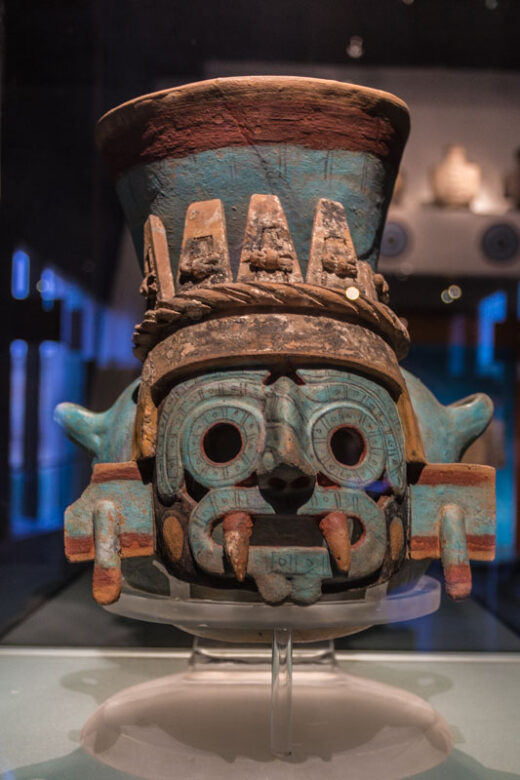 Ciudad de México, centro histórico: Museo del Templo Mayor, vasija Tláloc. Cerámica mexica (azteca) pintada de verde y rojo que representa al dios de la lluvia