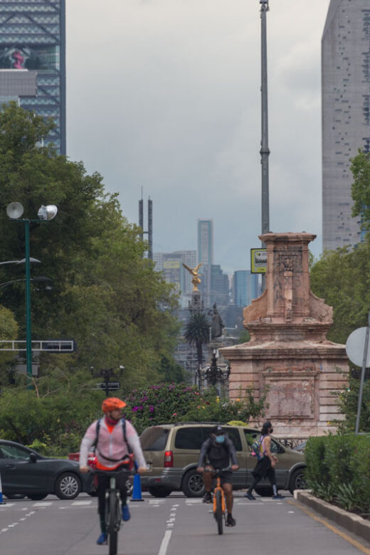 Ciudad de México, Paseo de la Reforma: Glorieta de Colón ya sin la estatua de Colón, con el pedestal vacío