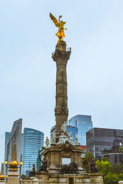 Ciudad de México, Paseo de la Reforma: uno de los símbolos de CDMX es el Ángel de la Independencia, escultura dorada de la Victoria en lo alto de una columna alegórica