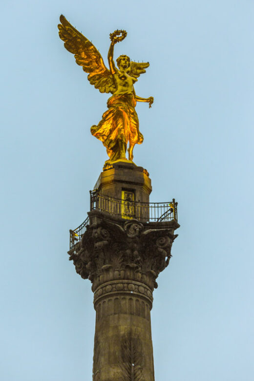 Ciudad de México, Paseo de la Reforma: uno de los símbolos de CDMX es el Ángel de la Independencia, escultura dorada de la Victoria en lo alto de una columna alegórica