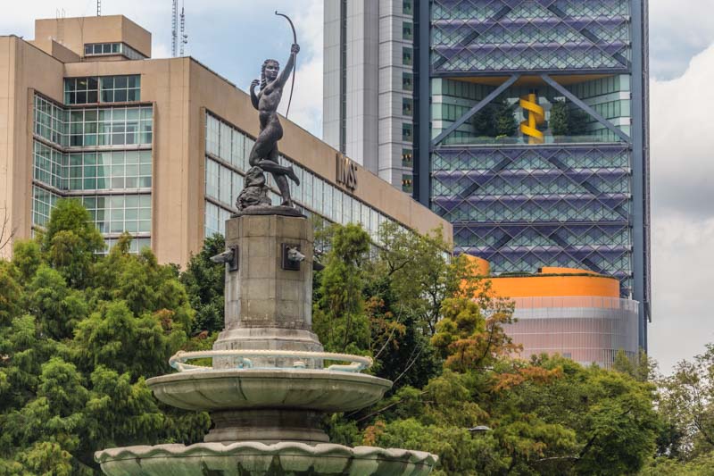 Ciudad de México, Paseo de la Reforma: Estatua de la Diana Cazadora con Torre Bancomer (BBVA) al fondo