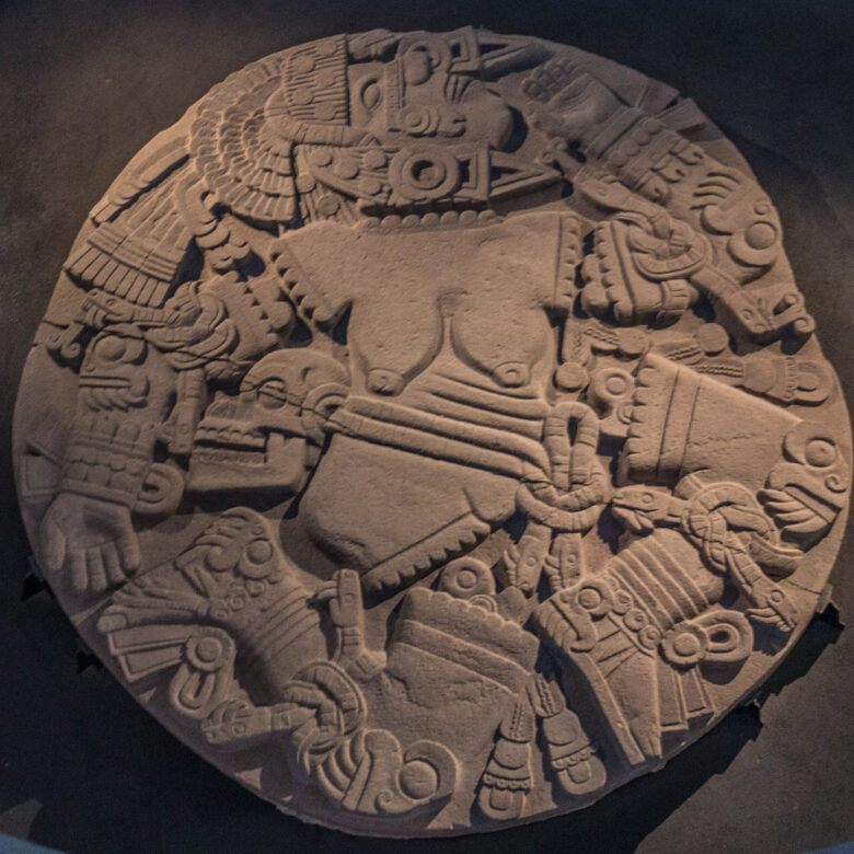Ciudad de México, centro histórico: Museo del Templo Mayor, Monolito Tlaltecuhtli. Enorme piedra con relieves mexica (azteca) que representa a la diosa de la luna. Una de las grandes obras halladas en Tenochtitlan