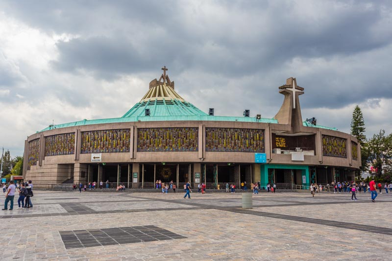Ciudad de México: Villa de Guadalupe. Nueva Basílica de Guadalupe. El santuario cristiano católico más grande de América. Arquitectura religiosa cristiana moderna en acero, vidrio y hormigón