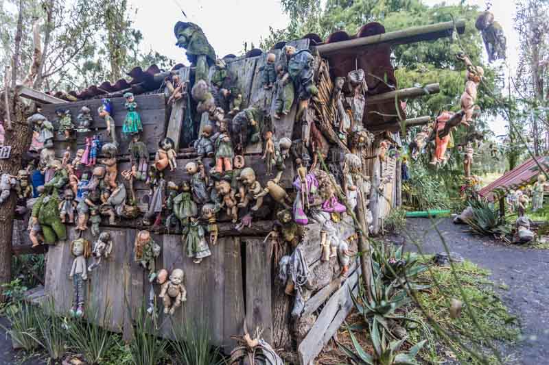 Ciudad de México, Xochimilco: Isla de las Muñecas. Chinampa con miles de muñecas rescatadas de la basura y los canales. Lugar de aspecto terrorífico con leyenda de terror
