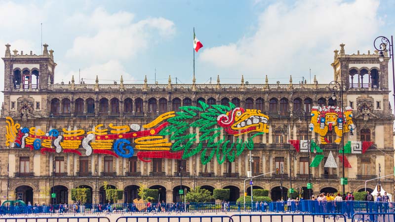 Ciudad de México. Zócalo, antiguo ayuntamiento, con decoración luminosa de serpiente emplumada para conmemorar el 500º aniversario de la toma de Tenochtitlan