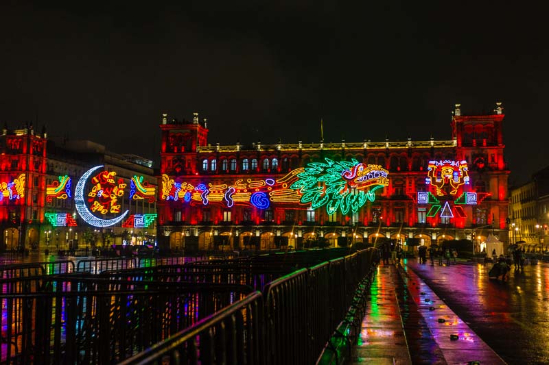 Ciudad de México. Zócalo de noche con decoración luminosa de serpiente emplumada para conmemorar el 500º aniversario de la toma de Tenochtitlan