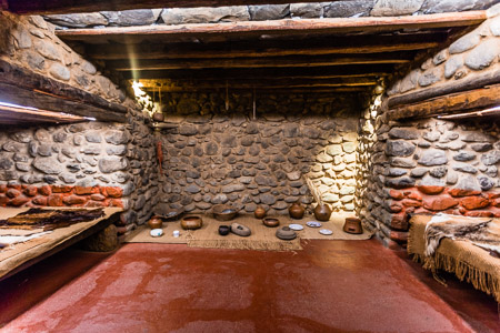 Casas de canarios pre-hispánicos recreadas en yacimiento arqueológico Cueva Pintada. Gran Canaria