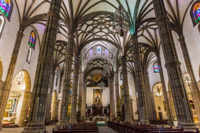 Interior de catedral gótica tardía con 3 naves y paredes blancas. Las Palmas de Gran Canaria