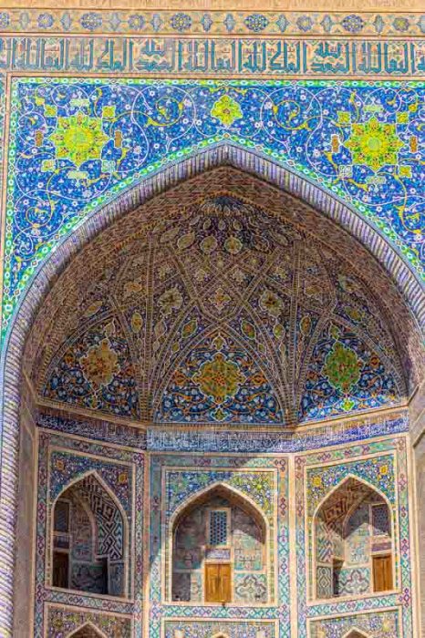 pishtaq e iwan de la Madrasa Tilya-Kori, en el Registan de Samarcanda. Arco monumental decorado con azulejos de colores y ventanas en nichos