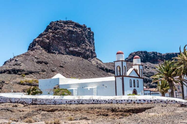 Iglesia blanca, roca volcánica de fondo. Ermita de las Nieves, Agaete, Gran Canaria