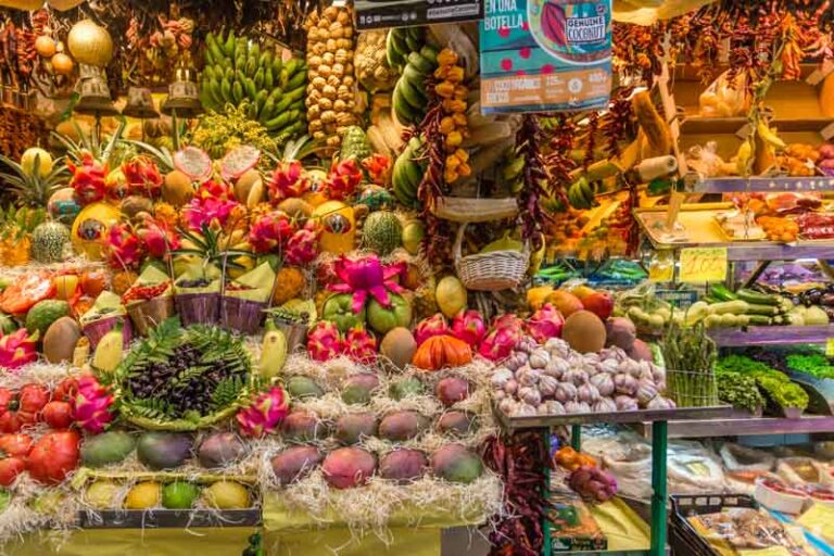 Frutas y verduras en puesto del mercado de Vegueta