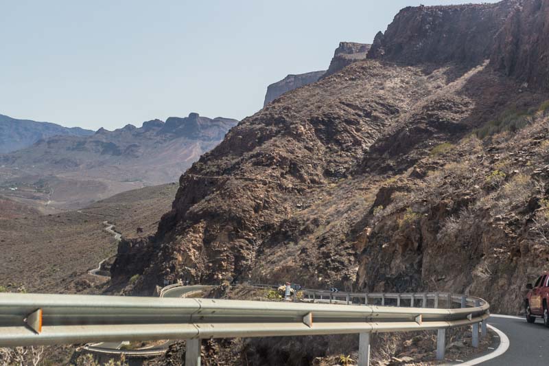 Carretera de montaña con muchas curvas en Gran Canaria