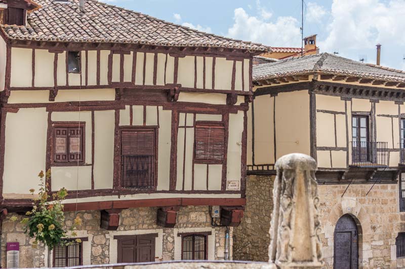 Gumiel de Izán, Burgos, España: edificios de la Plaza Mayor