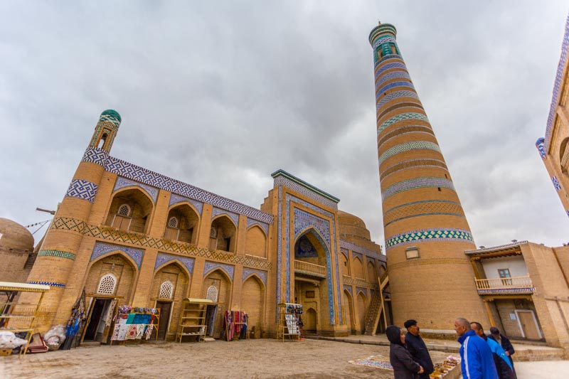 Khiva, Uzbekistán: Minarete y mezquita-madrasa de Islom Xoja. El minarete es uno de los símbolos de la ciudad