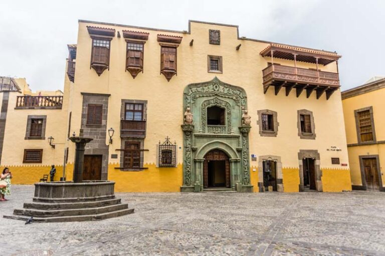 Casa canaria del s. XVI, pintada de amarillo con balcones de madera en el centro de Las Palmas de Gran Canaria
