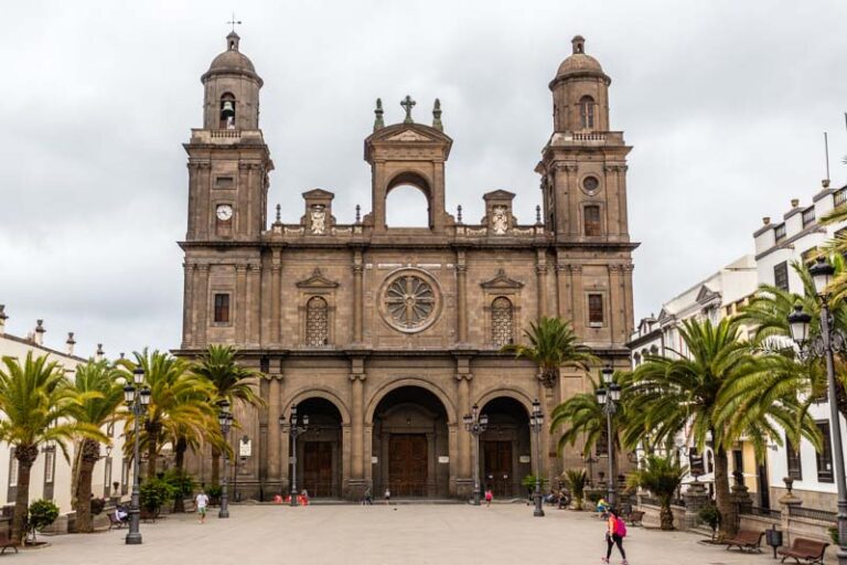 Catedral de Las Palmas, de piedra marrón con portada barroca con elementos góticos y dos torres