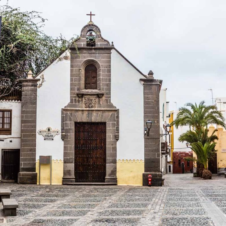 Pequeña iglesia del s. XVIII con fachada blanca y amarilla en Las Palmas de Gran Canaria