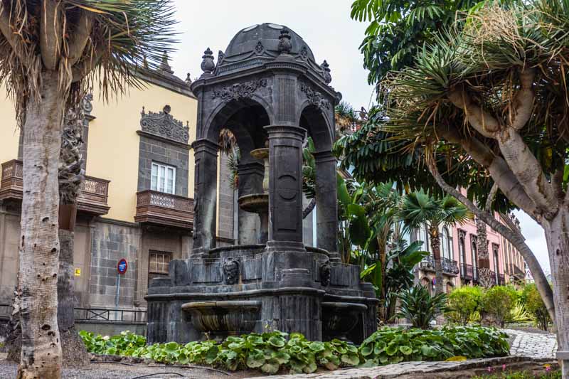 Fuente cubierta en plaza con palmeras, Las Palmas de Gran Canaria