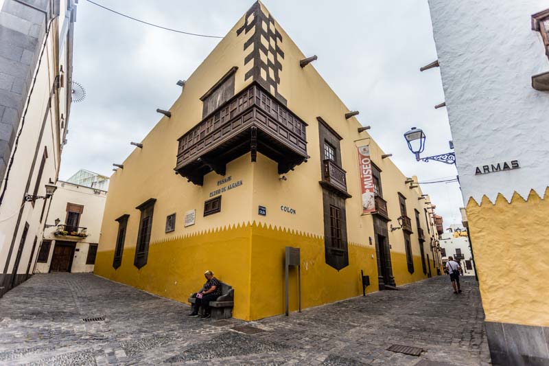 Esquina de la Casa de Colón con paredes amarillas y balcones canarios de madera, Las Palmas de Gran Canaria