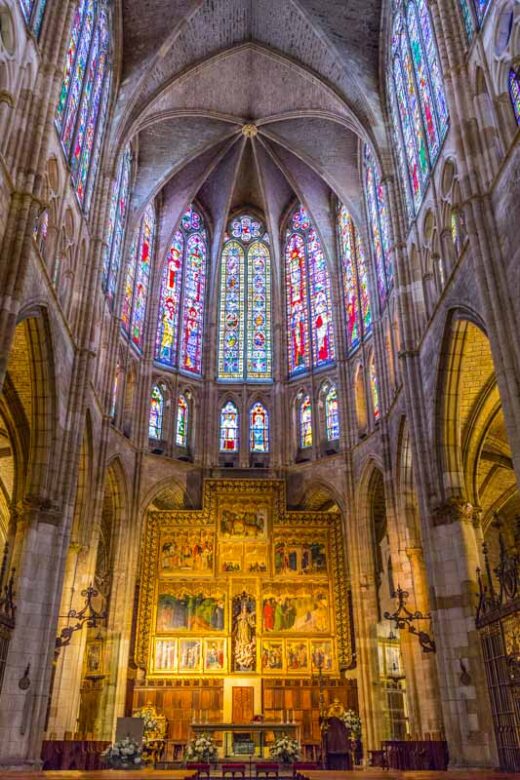 León Cathedral, Spain: Main altar and apse with medieval stained glass windows