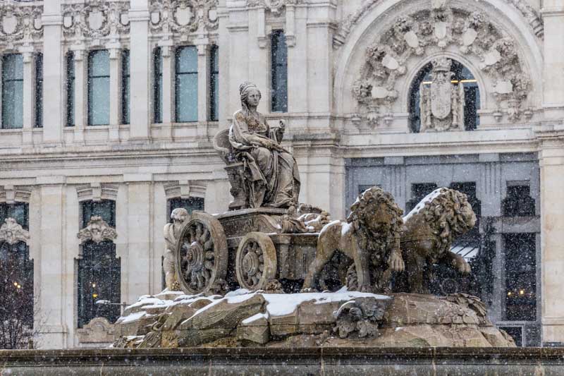 Madrid, la Cibeles nevada. Cibeles statue in central Madrid covered in snow