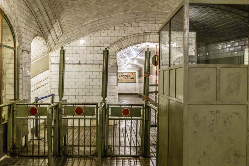 Entrada a la estación de Chamberí de Metro de Madrid con mobiliario original de la década de 1920.