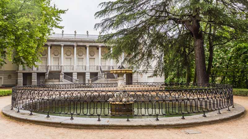 Palacio y fuente en los Jardines de El Capricho, Madrid