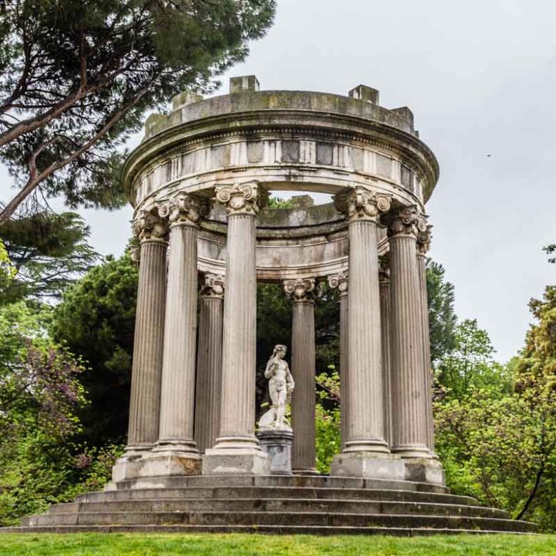 templete neoclásico en el Jardin de El Capricho, Madrid
