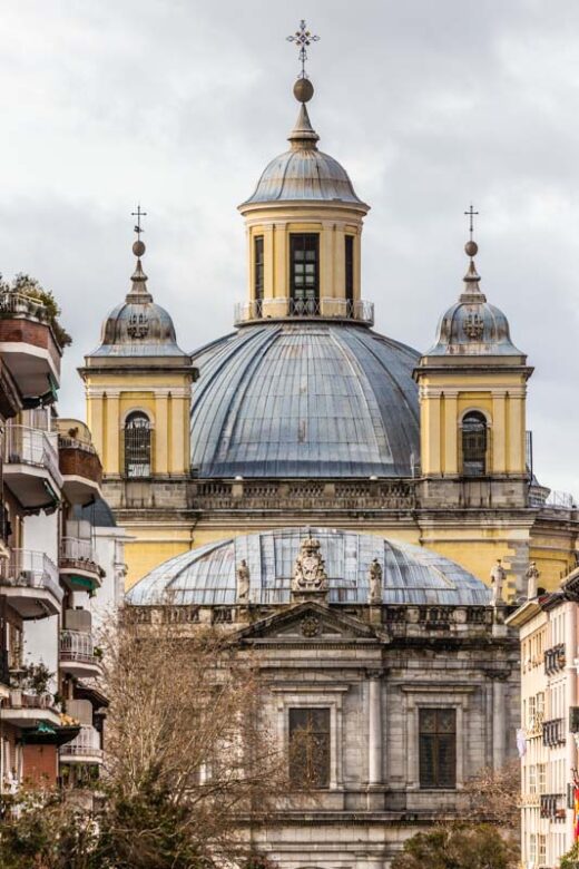 Fachada principal de la Basílica Real de San Francisco el Grande en Madrid, con la tercera cúpula esférica más grande de Europa.