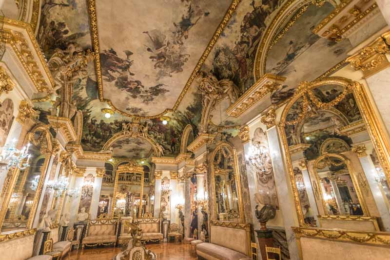 Museo Cerralbo. Sala de baile de palacio romántico en Madrid con espejos y pinturas en paredes y techos