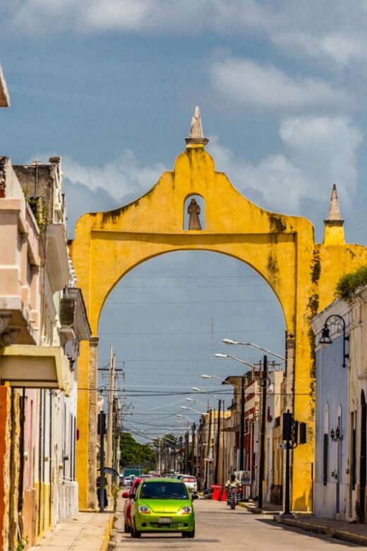 Mérida, Yucatán, México. Arco de los Dragones, uno de los tres arcos que quedan de la antigua muralla de Mérida