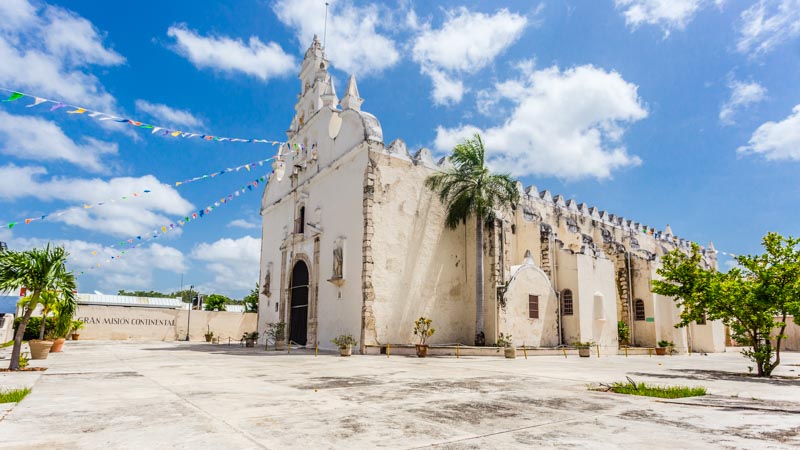 Mérida, Yucatán, México. Iglesia de Santiago en el Parque de Santiago. Iglesia barroca colonial blanca, muy típica