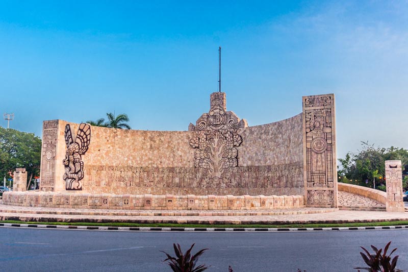 Mérida, Yucatán, México. Monumento a la Patria, el lugar más emblemático del Paseo de Montejo. Escultura de piedra tallada, mezcla de art deco y estilo indigenista maya