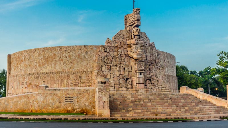 Mérida, Yucatán, México. Monumento a la Patria, el lugar más emblemático del Paseo de Montejo. Escultura de piedra tallada, mezcla de art deco y estilo indigenista maya