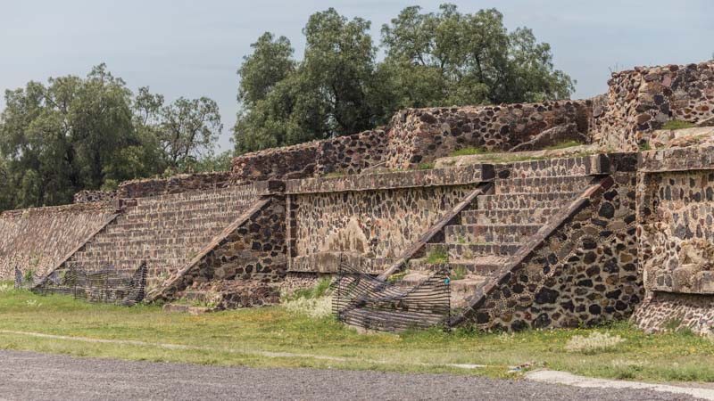Zona Arqueológica de Teotihuacán, Estado de México: estructuras laterales de la Calzada de los Muertos