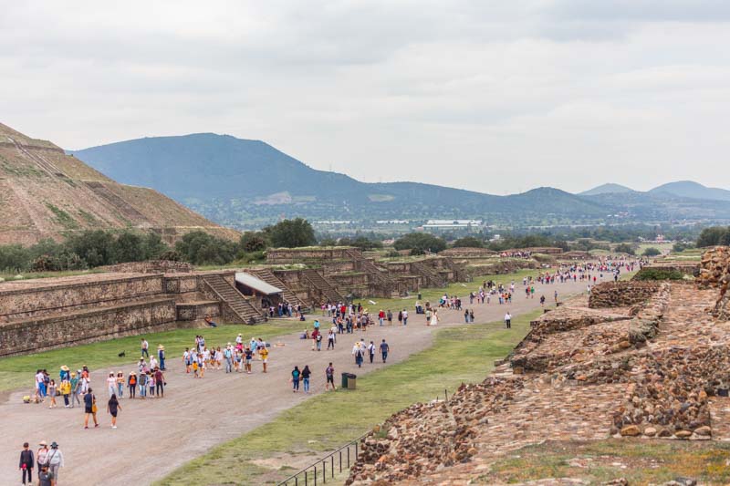 Zona Arqueológica de Teotihuacán, Estado de México: Calzada de los Muertos desde la entrada cercana al Palacio de Quetzalpapálotl. Arqueología mexicana.