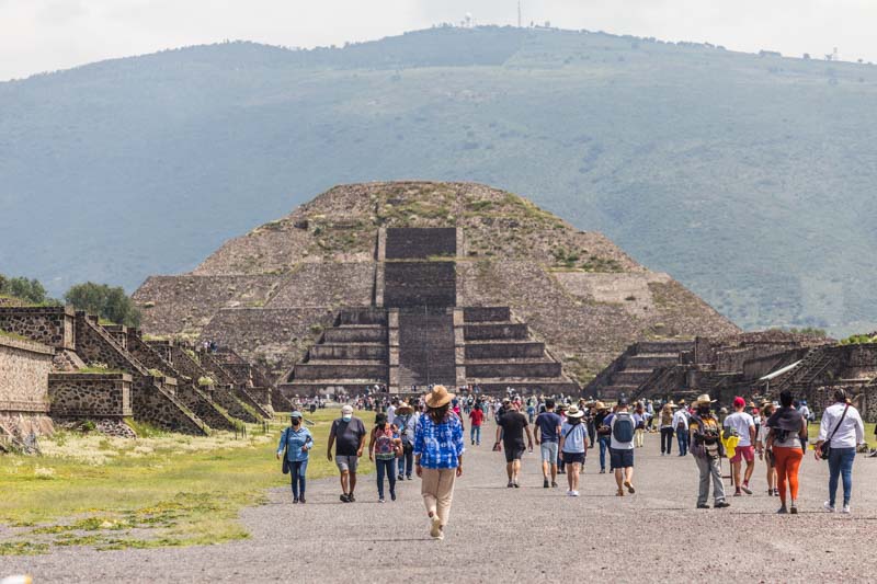 Zona Arqueológica de Teotihuacán, Estado de México: Pirámide de la Luna y Calzada de los Muertos, con teleobjetivo. Arqueología mexicana