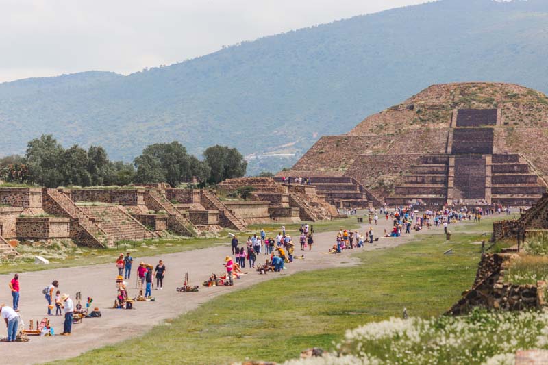 Zona Arqueológica de Teotihuacán, Estado de México: Pirámide de la Luna y Calzada de los Muertos. Arqueología mexicana