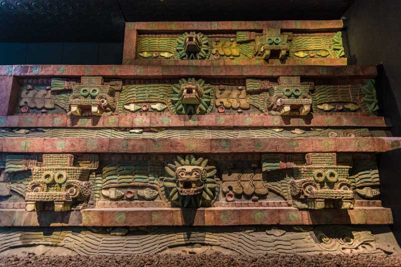 México: Reproducción del Templo de Quetzalcóatl de la Ciudadela de Teotihuacán en el Museo Nacional de Antropología de la Ciudad de México. Arqueología mexicana, reproducción de museo en colores