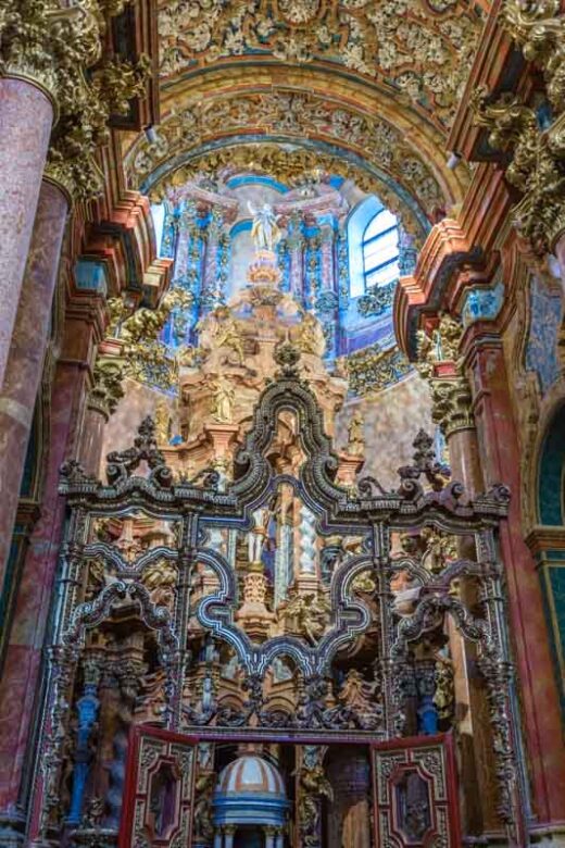 Entrada al transparente de la Capilla del Sagrario del Real Monasterio de Santa María de El Paular. Capilla barroca con mármoles de distintos colores