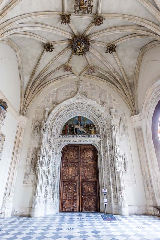 Puerta de entrada a la iglesia del Real Monasterio de Santa María de El Paular en Rascafría, Madrid