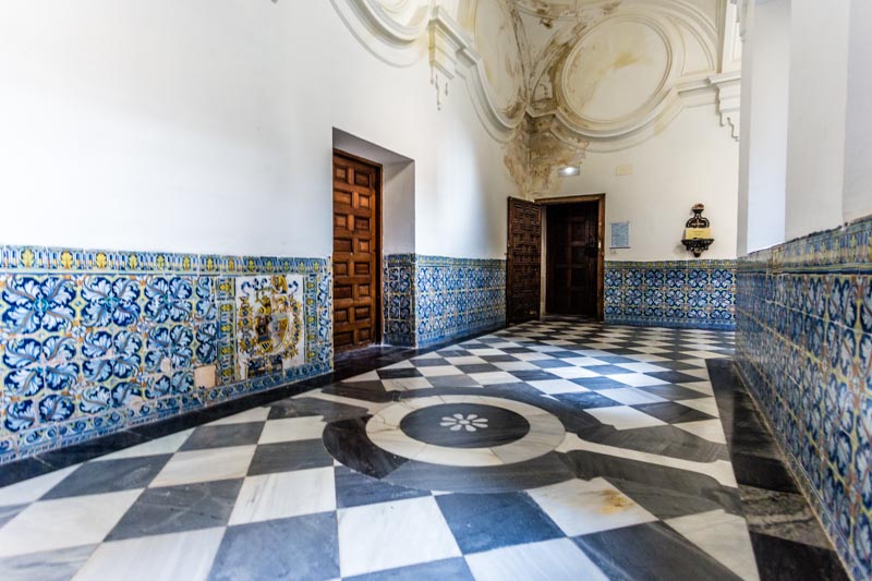 Galería con azulejos de Talavera en el Real Monasterio de Santa María de El Paular en Rascafría, en la Sierra de Madrid