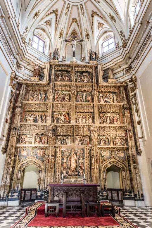 Retablo gótico isabelino de madera del s. XV en el Real Monasterio de Santa María de El Paular en Rascafría, en la Sierra de Madrid