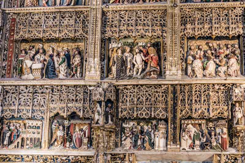 Una escena del retablo gótico isabelino de madera del s. XV en el Real Monasterio de Santa María de El Paular en Rascafría, en la Sierra de Madrid