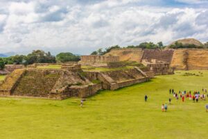 Panorámica del centro ceremonial de Monte Albán, Oaxaca, México. Unas de las zonas arqueológicas más impresionantes de México