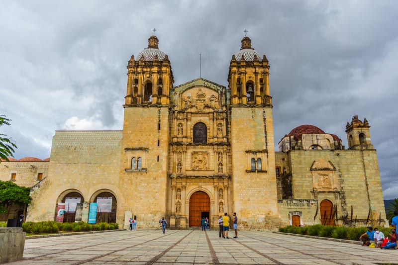 Oaxaca, México: Templo de Santo Domingo de Guzmán. Magnífica iglesia barroca con cielo dramático