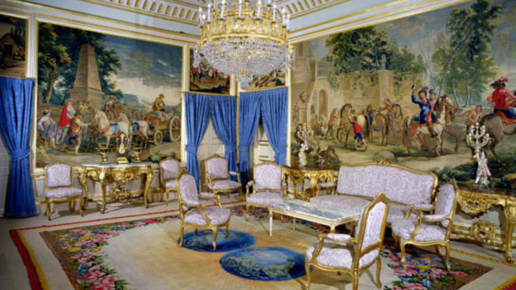 Estancia en el palacio de El Pardo con tapices sobre cartones de Goya